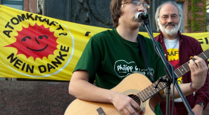 Der Liedermacher Philipp Gerbig zusammen mit dem Atom-Gegner Elmar Diez. [© Philipp Gerbig]